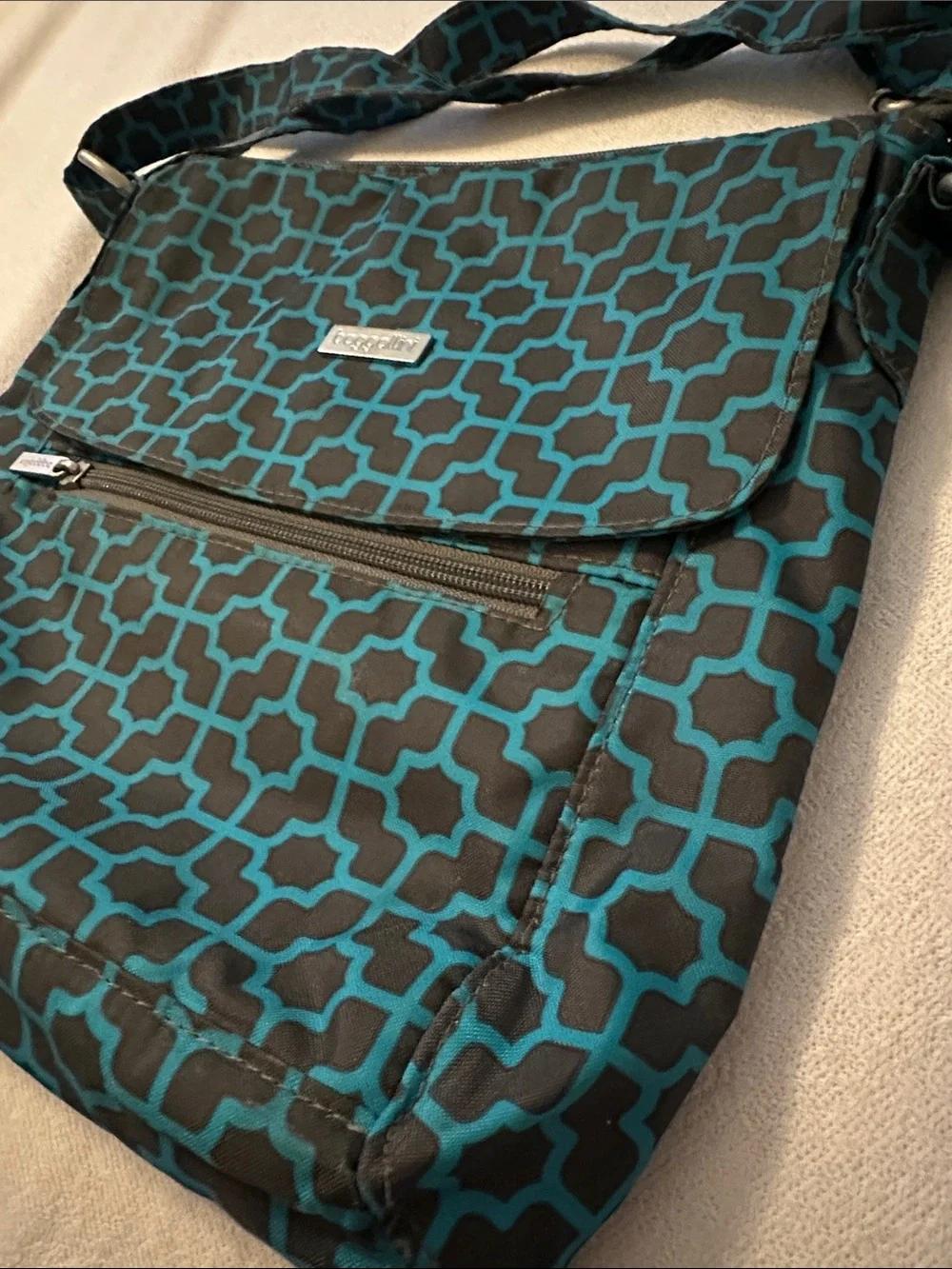 Baggallini Teal and Black Geometric Crossbody Bag Like NeW - Picture 2 of 9